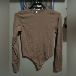 Aritzia Babaton SEAMLESS CONTOUR CREW LONGSLEEVE BODYSUIT size M